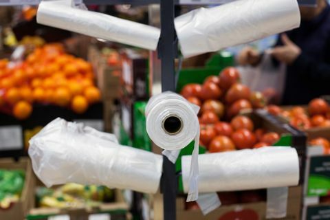 Bolsas de plástico en un supermercado