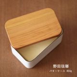 Estuche de mantequilla de esmalte blanco con tapa de madera de cerezo