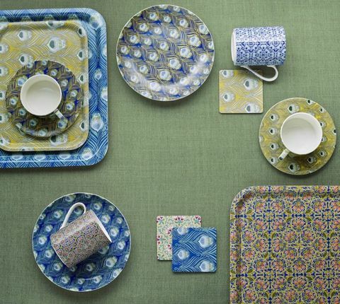 Colección Liberty x John Lewis: Bandejas Liberty Fabric y John Lewis desde £ 15, tazas £ 12, juego de taza y platillo £ 18, juego de cuatro posavasos reversibles £ 15