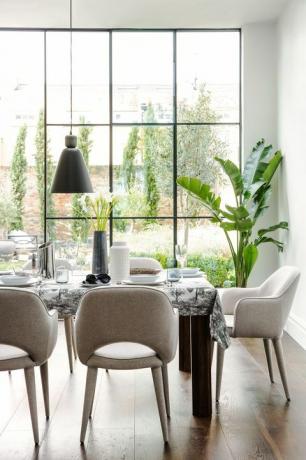 comedor elegante con ventana grande