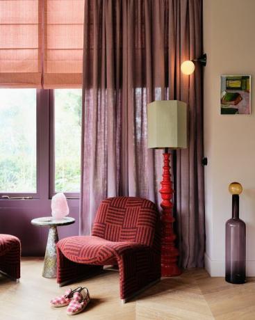 comedor con silla de colores rojos