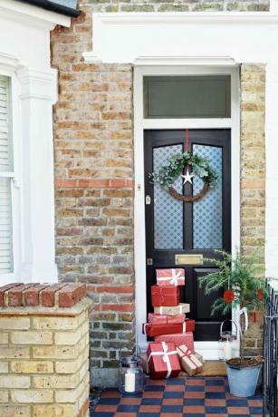 Idea de decoración navideña de la puerta principal de Dulux Weathershield - exterior de la casa - puerta negra