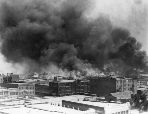 quema de edificios durante la masacre de la raza tulsa de 1921