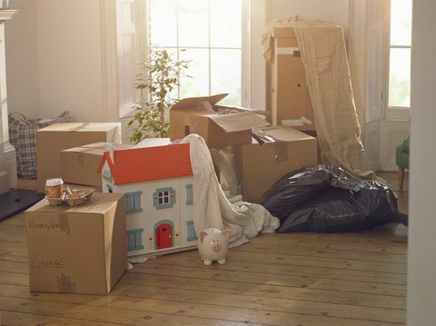 Habitación con cajas de embalaje casa de muñecas y hucha