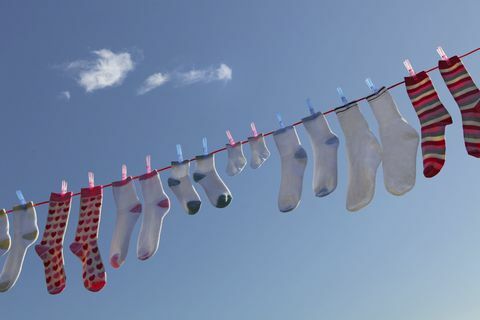 Pares de calcetines de secado en la línea de lavado