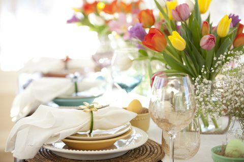 Flores en la mesa de pascua