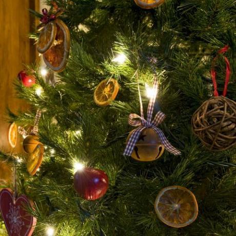 árbol de navidad decorado con naranjas