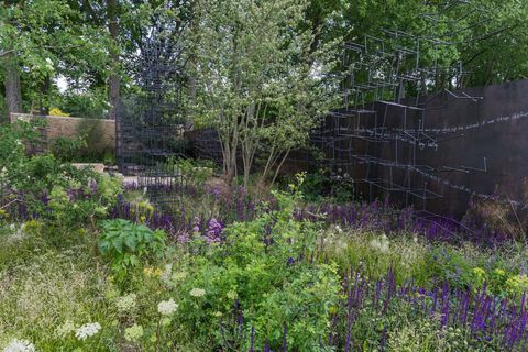 Rompiendo terreno. Diseñado por: Andrew Wilson y Gavin McWilliam. Patrocinado por: Darwin Property Investment Management Ltd. RHS Chelsea Flower Show 2017