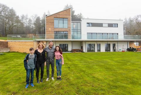 Canal 4 - Mansiones de paquete plano: Richard y Nikki Cooper construyen una casa soñada de 5000 pies cuadrados cerca de Lyme Regis, Dorset, en solo cuatro días.