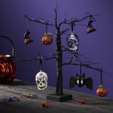 Árbol de halloween con decoraciones