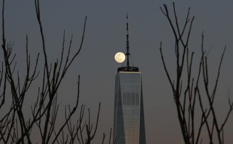 Salida de la luna sobre el bajo Manhattan en la ciudad de Nueva York