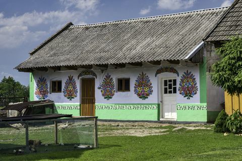 Pinturas populares en cabaña en Zalipe, Polonia