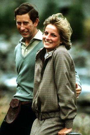 el príncipe charles y la princesa diana junto al río dee en balmoral estate durante su luna de miel en escocia, septiembre de 1981