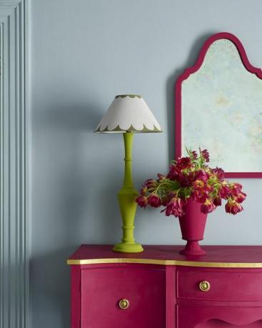 aparador en capri pink﻿﻿, pared en louis blue﻿, lámpara en firle﻿, all annie sloan