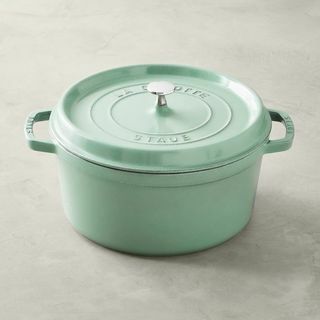 Horno holandés redondo de hierro fundido esmaltado Staub, 7 cuartos