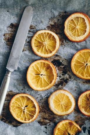 Disparo de fotograma completo de rodajas de naranja secas