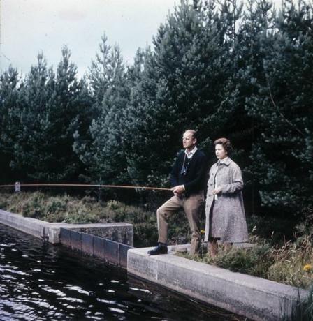 la reina isabel ii y el príncipe felipe celebran su 25 aniversario de bodas de plata en balmoral, escocia, noviembre de 1972 foto de fox photosgetty images