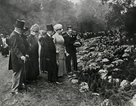 Queen Mary con grupo en Chelsea Flower Show. La fecha de 1913.