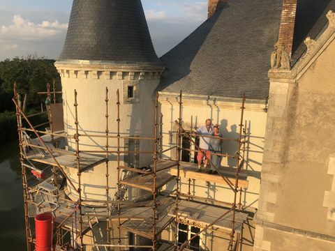 Dick y Angel Strawbridge en su castillo de 45 habitaciones en Francia