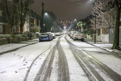 Un camino visto cubierto de nieve en el norte de Londres ...