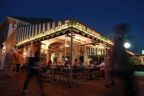 nueva orleans, la enero 28 personas caminan por el restaurante cafe du monde en el barrio francés el 28 de enero de 2013 en nueva orleans, louisiana foto de rob carrgetty imágenes