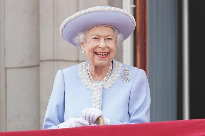 londres, inglaterra 02 de junio la reina isabel ii observa desde el balcón del palacio de buckingham durante el desfile trooping the color el desfile trooping the color el 2 de junio, 2022 en londres, inglaterra trooping the Colour, también conocido como el desfile de cumpleaños de las reinas, es una ceremonia militar realizada por regimientos del ejército británico que ha tomado lugar desde mediados del siglo XVII marca el cumpleaños oficial del soberano británico este año, del 2 al 5 de junio de 2022, se suma la celebración del jubileo de platino de isabel ii en el reino unido y la commonwealth para conmemorar el 70 aniversario de su ascenso al trono el 6 de febrero de 1952 foto de jonathan brady wpa Imágenes de poolgetty