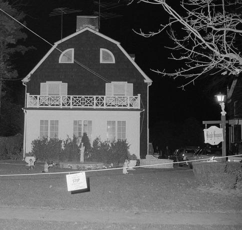 vista exterior de la casa defeo en amityville