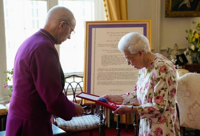 windsor, inglaterra 21 de junio la reina isabel ii recibe al arzobispo de canterbury justin welby en el castillo de windsor, donde presentó ella con una 'cruz de canterbury' especial por su 'no escatimar' servicio a la iglesia de Inglaterra durante setenta años y una mención por el cruz, que se presentó como una pieza de caligrafía enmarcada el 21 de junio de 2022 en windsor, inglaterra foto de andrew matthews wpa poolgetty imágenes