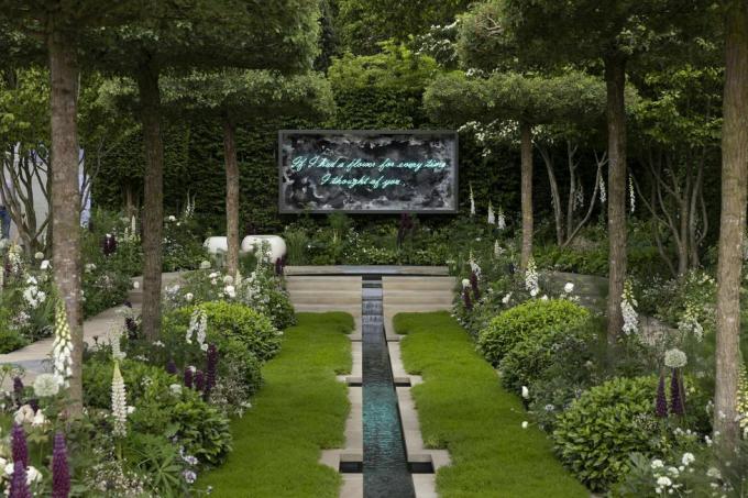 londres, inglaterra 23 de mayo el jardín 'perenne, con amor' el 23 de mayo de 2022 en londres, inglaterra el chelsea flower show vuelve a su forma habitual lugar en el calendario hortícola después de ser cancelado en 2020 y pospuesto en 2021 debido a la pandemia de covid este año ve el espectáculo celebre el jubileo de platino de la reina y también un tema de calma y atención plena en los diseños del jardín foto de dan kitwoodgetty imágenes