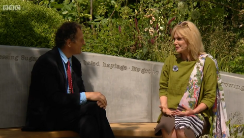 RHS Chelsea Flower Show de la BBC: Monty Don habla con Joanna Lumley