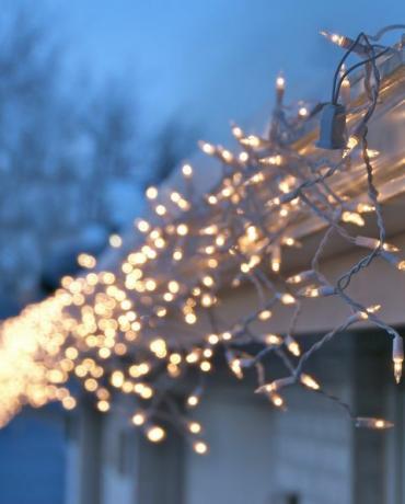 colgar luces navideñas al aire libre como un profesional