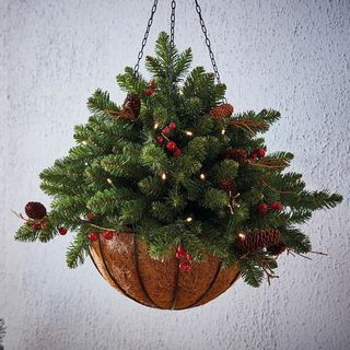 Cesta colgante de Navidad decorada con bayas preiluminadas