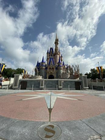 Castillo de Cenicienta de Disney World recién pintado