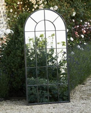 Espejo de jardín arqueado grande de metal negro