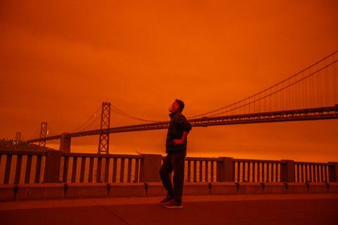 san francisco, ca 9 de septiembre una persona que no quiso dar su nombre contempla la vista desde el embarcadero como cielos humeantes del norte de california los incendios forestales se tiñen de un color rojizo durante la mañana en san francisco, calif, el miércoles 9 de septiembre de 2020 foto de ray chavezmedianews groupthe mercury news via getty imagenes