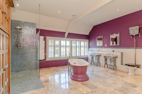 Baño de un hermoso castillo rosa que ya está a la venta