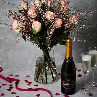 Paquete Dozen Pink Roses & Prosecco (Entrega a partir del 9 de febrero de 2023)