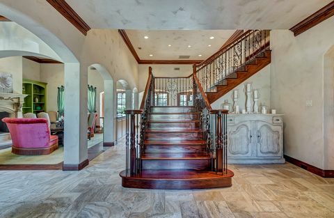 4649 St Laurent Ct - Selena Gomez - escaleras - Christie’s International Real Estate