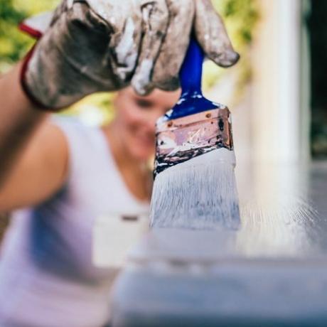 mujer pintando muebles de mesa