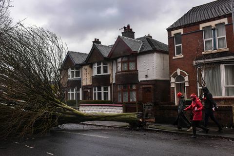 La participación fue muy baja, como resultado del entusiasmo disminuido y las inclemencias climáticas provocadas por la tormenta Doris, que azotó el área con fuertes vientos y lluvia.