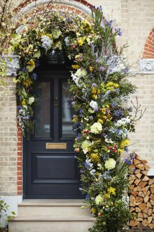 decoración de pascua, exhibición floral de la puerta principal con temática de pascua de primavera