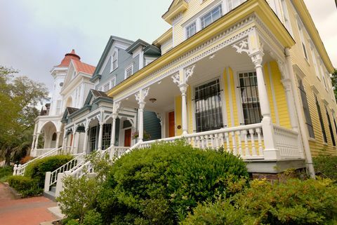 Casas adosadas de colores brillantes