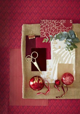 Masterclass de Moodboard: rojo y dorado tradicional con temas navideños