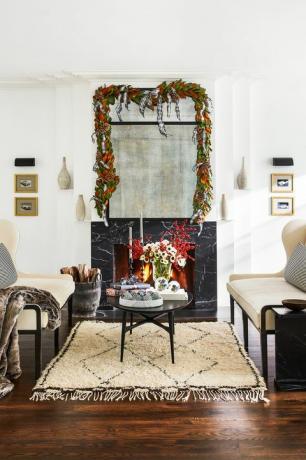 sala de estar contemporánea en blanco y negro decorada para navidad