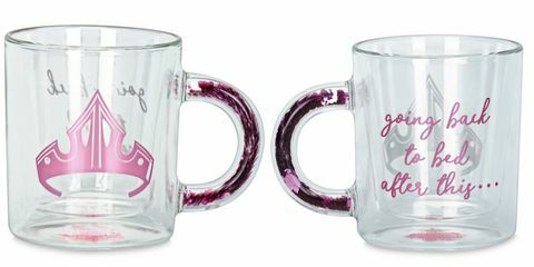 taza de vidrio con corona rosa y asa con purpurina rosa