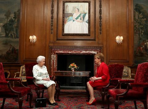 La reina Isabel II y Nicola Sturgeon se encuentran en Holyroodhouse