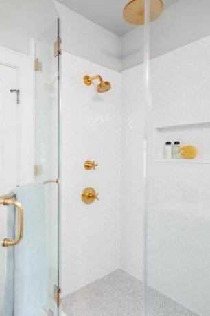 ducha, azulejos de vieira blanca, baño de visitas, grifos y herrajes dorados