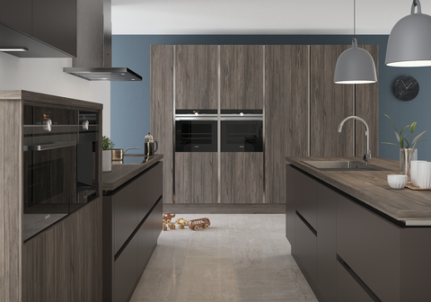 Roux Kitchen en color Nouvel Mulberry y Loire Nordic Grey