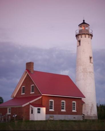 Faro de Tawas Point al atardecer