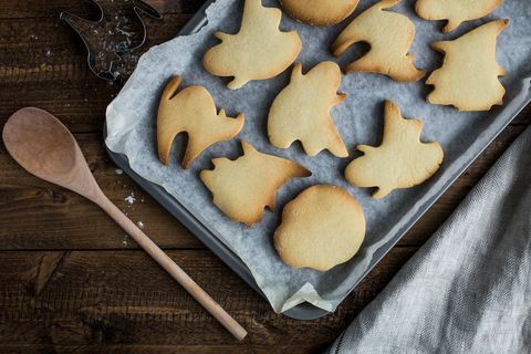 Primer plano de cookies en la bandeja para hornear